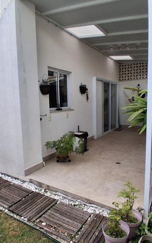 Casa à venda com 200m², 3 quartos e 2 vagas Casa à venda com 200m², 3 quartos e 2 vagasÁrea externa
