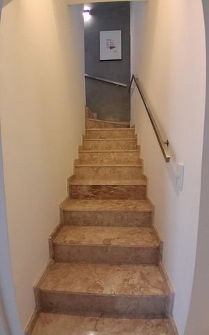 Casa à venda com 200m², 3 quartos e 2 vagas Casa à venda com 200m², 3 quartos e 2 vagasEscada
