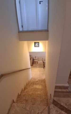 Casa à venda com 200m², 3 quartos e 2 vagas Casa à venda com 200m², 3 quartos e 2 vagasEscada