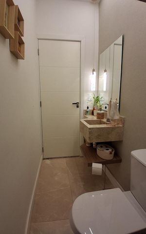 Casa à venda com 200m², 3 quartos e 2 vagas Casa à venda com 200m², 3 quartos e 2 vagasBanheiro