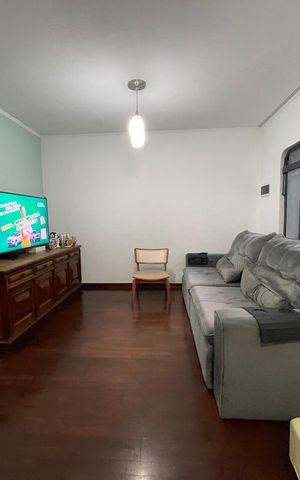 Casa à venda com 190m², 4 quartos e 2 vagas Casa à venda com 190m², 4 quartos e 2 vagasSala