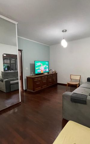Casa à venda com 190m², 4 quartos e 2 vagas Casa à venda com 190m², 4 quartos e 2 vagasSala