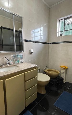 Casa à venda com 190m², 4 quartos e 2 vagas Casa à venda com 190m², 4 quartos e 2 vagasBanheiro 1