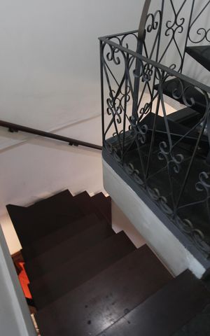 Casa de condomínio à venda com 229m², 5 quartos e 2 vagasEscada