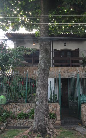 Casa de condomínio à venda com 229m², 5 quartos e 2 vagasFachada