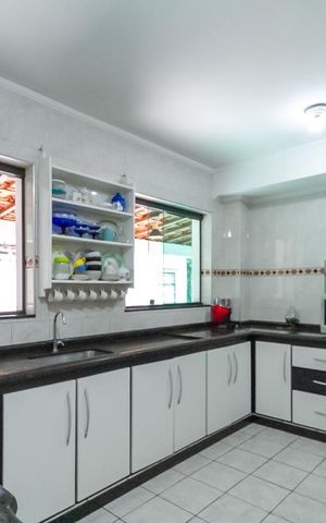 Casa à venda com 200m², 3 quartos e 2 vagas Casa à venda com 200m², 3 quartos e 2 vagasCozinha