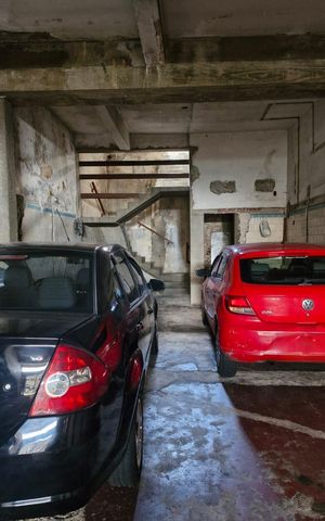 Casa à venda com 664m², 10 quartos e 6 vagas Casa à venda com 664m², 10 quartos e 6 vagasGaragem