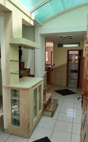 Casa à venda com 183m², 3 quartos e 4 vagas Casa à venda com 183m², 3 quartos e 4 vagasSala