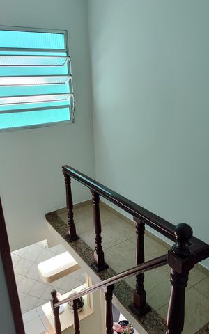Casa à venda com 183m², 3 quartos e 4 vagas Casa à venda com 183m², 3 quartos e 4 vagasEscada