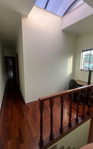 Casa à venda com 186m², 3 quartos e 4 vagas Casa à venda com 186m², 3 quartos e 4 vagasEscada