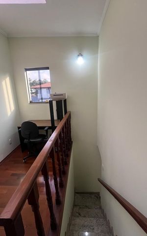 Casa à venda com 186m², 3 quartos e 4 vagas Casa à venda com 186m², 3 quartos e 4 vagasEscada