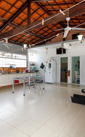 Casa à venda com 350m², 6 quartos e 6 vagas Casa à venda com 350m², 6 quartos e 6 vagasEspaço de Convivência e Churrasqueira