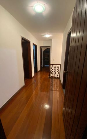Casa à venda com 272m², 5 quartos e 4 vagas Casa à venda com 272m², 5 quartos e 4 vagasCorredor