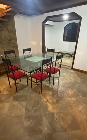 Casa à venda com 272m², 5 quartos e 4 vagas Casa à venda com 272m², 5 quartos e 4 vagasSala