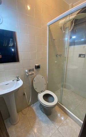 Casa à venda com 272m², 5 quartos e 4 vagas Casa à venda com 272m², 5 quartos e 4 vagasBanheiro