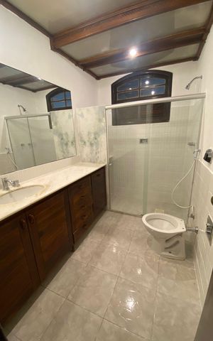 Casa à venda com 272m², 5 quartos e 4 vagas Casa à venda com 272m², 5 quartos e 4 vagasBanheiro