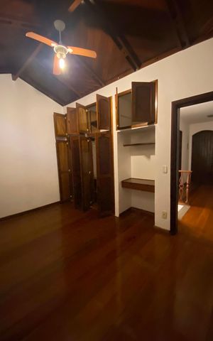 Casa à venda com 272m², 5 quartos e 4 vagas Casa à venda com 272m², 5 quartos e 4 vagasQuarto