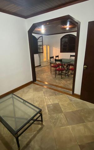 Casa à venda com 272m², 5 quartos e 4 vagas Casa à venda com 272m², 5 quartos e 4 vagasSala