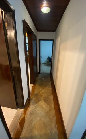 Casa à venda com 272m², 5 quartos e 4 vagas Casa à venda com 272m², 5 quartos e 4 vagasCorredor