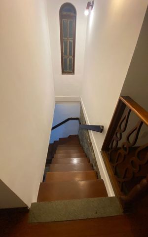 Casa à venda com 272m², 5 quartos e 4 vagas Casa à venda com 272m², 5 quartos e 4 vagasEscada
