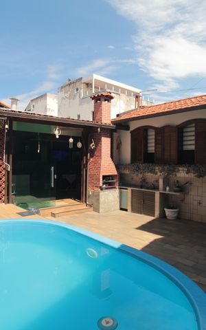 Casa à venda com 244m², 3 quartos e 3 vagasPiscina