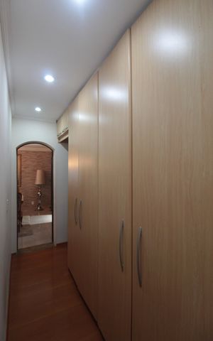 Casa à venda com 244m², 3 quartos e 3 vagasCorredor