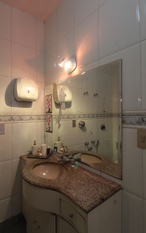 Casa à venda com 244m², 3 quartos e 3 vagasBanheiro Social