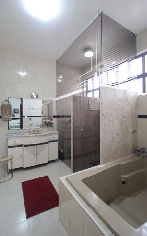 Casa à venda com 244m², 3 quartos e 3 vagasBanheiro da Suite