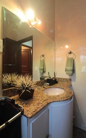 Casa à venda com 244m², 3 quartos e 3 vagasBanheiro Social
