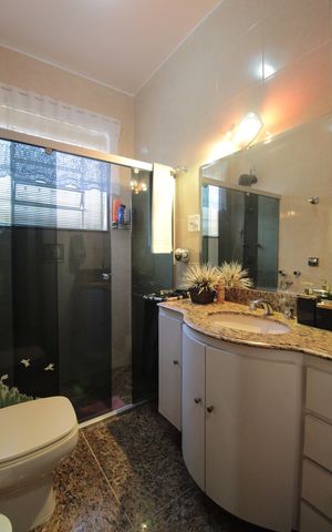 Casa à venda com 244m², 3 quartos e 3 vagasBanheiro Social