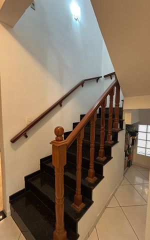 Casa à venda com 270m², 3 quartos e 2 vagas Casa à venda com 270m², 3 quartos e 2 vagasEscada