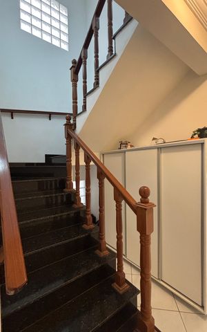 Casa à venda com 270m², 3 quartos e 2 vagas Casa à venda com 270m², 3 quartos e 2 vagasEscada