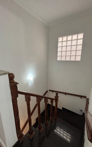 Casa à venda com 270m², 3 quartos e 2 vagas Casa à venda com 270m², 3 quartos e 2 vagasEscada