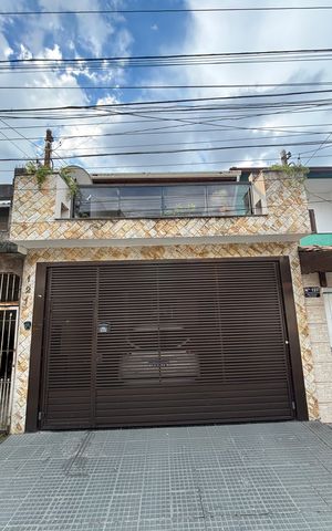 Casa à venda com 270m², 3 quartos e 2 vagas Casa à venda com 270m², 3 quartos e 2 vagasFachada