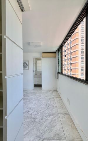 Apartamento à venda com 170m², 2 quartos e 2 vagas Apartamento à venda com 170m², 2 quartos e 2 vagasCloset da Suíte 2