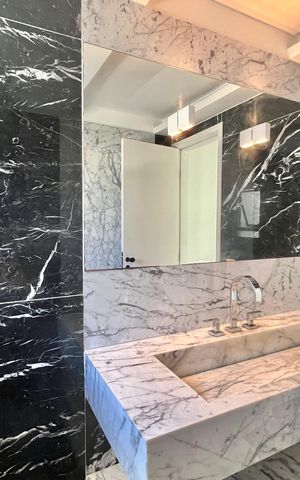 Apartamento à venda com 170m², 2 quartos e 2 vagas Apartamento à venda com 170m², 2 quartos e 2 vagasBanheiro social