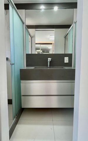 Apartamento à venda com 170m², 2 quartos e 2 vagas Apartamento à venda com 170m², 2 quartos e 2 vagasBanheiro da Suíte