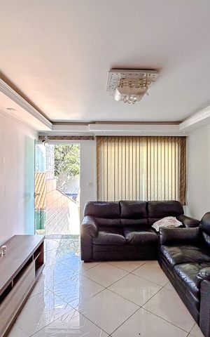 Casa à venda com 230m², 3 quartos e 2 vagasSala de TV