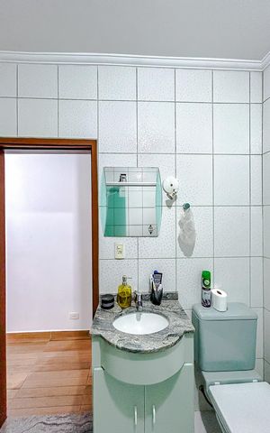 Casa à venda com 230m², 3 quartos e 2 vagasBanheiro