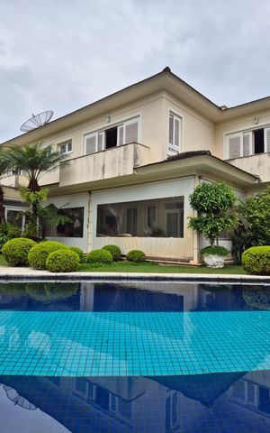 Casa de condomínio à venda com 870m², 5 quartos e 8 vagas Casa de condomínio à venda com 870m², 5 quartos e 8 vagasÁrea externa
