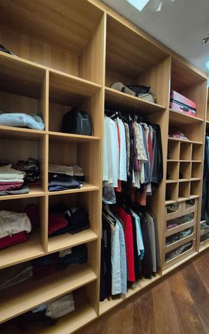 Casa de condomínio à venda com 870m², 5 quartos e 8 vagas Casa de condomínio à venda com 870m², 5 quartos e 8 vagasCloset