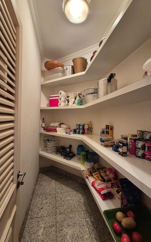 Casa de condomínio à venda com 870m², 5 quartos e 8 vagas Casa de condomínio à venda com 870m², 5 quartos e 8 vagasCloset