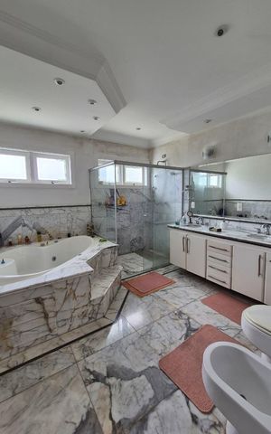 Casa de condomínio à venda com 870m², 5 quartos e 8 vagas Casa de condomínio à venda com 870m², 5 quartos e 8 vagasBanheiro