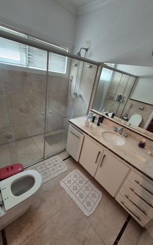 Casa de condomínio à venda com 870m², 5 quartos e 8 vagas Casa de condomínio à venda com 870m², 5 quartos e 8 vagasBanheiro