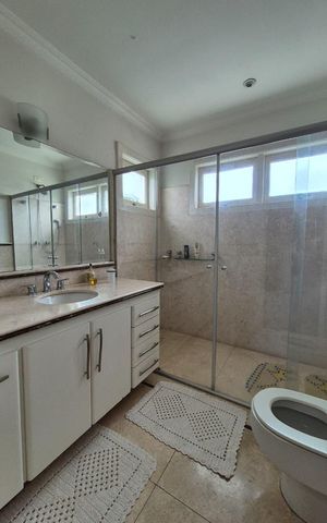Casa de condomínio à venda com 870m², 5 quartos e 8 vagas Casa de condomínio à venda com 870m², 5 quartos e 8 vagasBanheiro