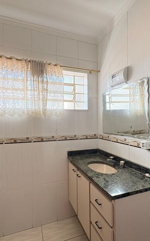 Casa à venda com 250m², 4 quartos e 4 vagas Casa à venda com 250m², 4 quartos e 4 vagasBanheiro