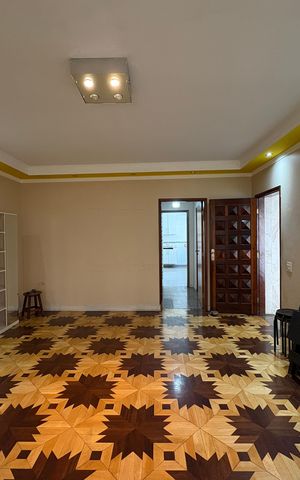 Casa à venda com 250m², 4 quartos e 4 vagas Casa à venda com 250m², 4 quartos e 4 vagasSala