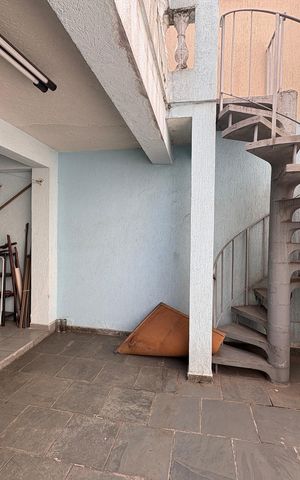 Casa à venda com 250m², 4 quartos e 4 vagas Casa à venda com 250m², 4 quartos e 4 vagasEscada para Churrasqueira