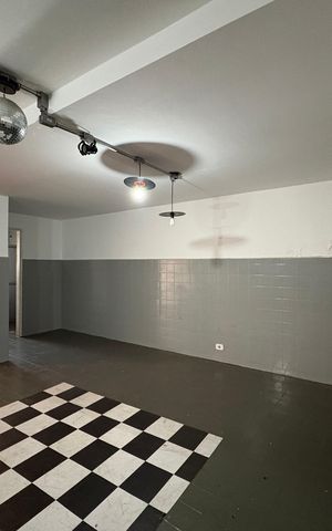 Casa à venda com 250m², 4 quartos e 4 vagas Casa à venda com 250m², 4 quartos e 4 vagasSalão de Festas