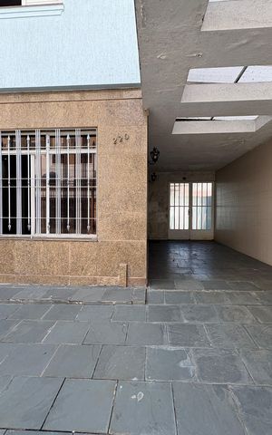Casa à venda com 250m², 4 quartos e 4 vagas Casa à venda com 250m², 4 quartos e 4 vagasGaragem
